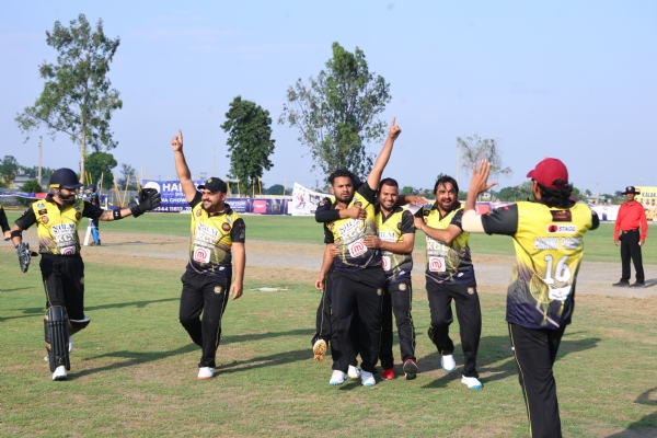 कलाकार क्रिकेट लीग के दूसरे दिन दूसरे मैच में सुरीले सूरमा टीम के सलामी बल्लेबाज तरुण रघुवंशी की विकेट लेने के बाद खुशी मनाते वीर वाॅरियर्स टीम के खिलाड़ी