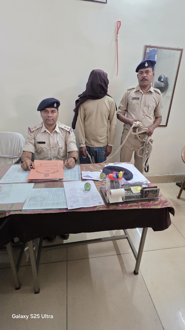 पुलिस पदाधिकारी जानकारी देते