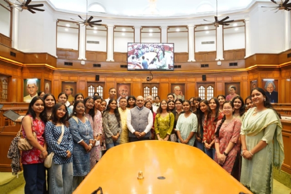 दिल्ली विधानसभा में बुधवार को भारती कॉलेज के विद्यार्थियों के साथ अध्यक्ष विजेंद्र गुप्ता