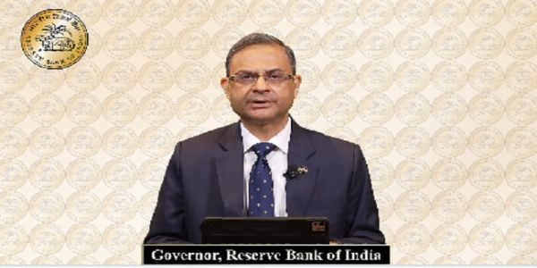 मौद्रिक समीक्षा बैठक के फैसले की जानकारी देते आरबीआई गवर्नर संजय मल्होत्रा