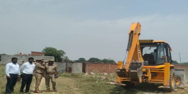 मीरजापुर में अवैध प्लाटिंग पर चला बुलडोजर, तीन बीघा क्षेत्र में निर्माण ध्वस्त