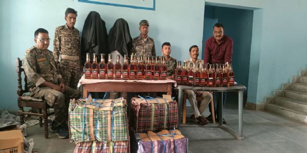 पलामू से दो लाख की अवैध अंग्रेजी शराब बरामद, दो तस्कर गिरफ्तार