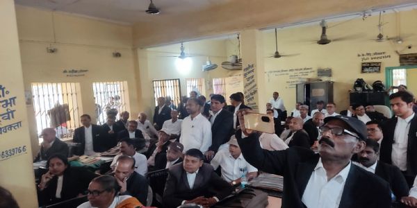 50 वर्षों से अधिक समय तक वकालत करने वाले अधिवक्ताओं का सुपौल में सम्मान