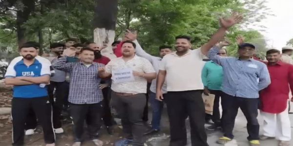 यमुनानगर:फीस वृद्धि पर भड़के अभिभावक, डीसी कार्यालय पर किया प्रदर्शन