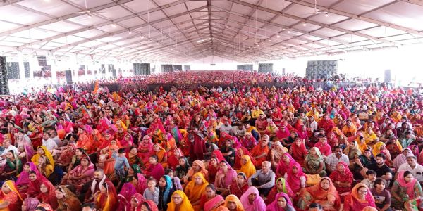 बेटियों को तलवार और गोली चलाना सिखाओं, सामर्थ्यवान बनाओं- पंडित प्रदीप मिश्रा