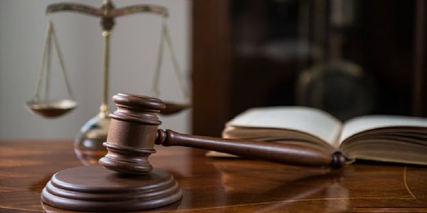 अवैध हथियार के साथ गिरफ्तार अपराधी को कोर्ट ने 10 साल की सजा सुनाई