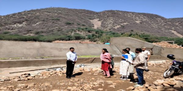 अलवर कलक्टर ने किया जल संरक्षण के कार्यों, फूड स्ट्रीट एवं एनकेप फण्ड से कराए जा रहे विकास कार्यों का निरीक्षण