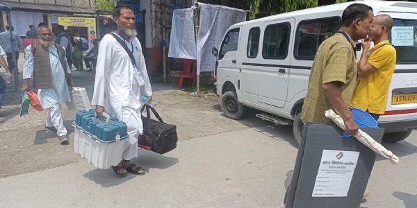 असम में स्ट्रॉन्ग रूम से ईवीएम लेकर मतदान दल रवाना