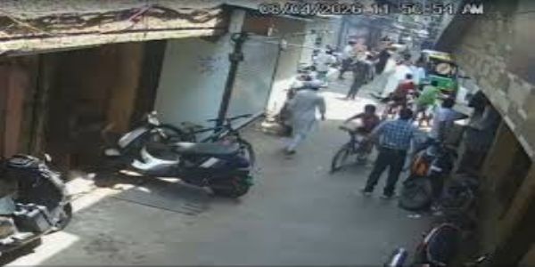 भोपाल में दिनदहाड़े फायरिंग, पिस्टलधारी बदमाश से भिड़ी महिला, हवाई फायर कर आरोपी फरार