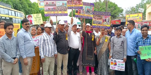 आलमपुर जाफराबाद में निकली स्कूल चलो अभियान रैली, मेधावी छात्रों को किया सम्मानित