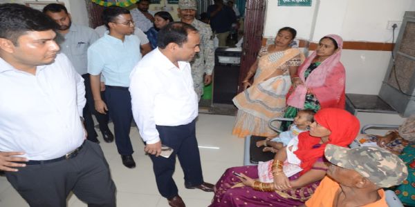 रायपुर : शहरी प्राथमिक स्वास्थ्य केंद्र चंगोराभाठा का कलेक्टर ने किया औचक निरीक्षण