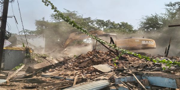 रेलवे मलबे से लोहे की चोरी जारी, तीसरे दिन भी नहीं थमा सिलसिला