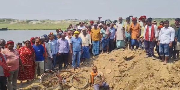 रास्ता हटाने पर भड़का ग्रामीणों का गुस्सा, प्रशासन के खिलाफ लोगों का प्रदर्शन