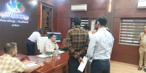 जनता दर्शन में जिलाधिकारी ने सुनीं शिकायतें,शीघ्र निस्तारण के दिए निर्देश