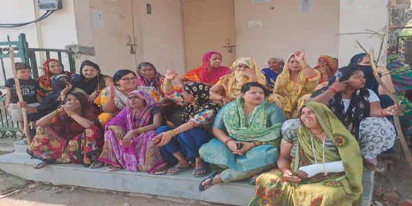 डंडे लेकर बिजली घर पहुंची महिलाएं, भाग खड़े हुए कर्मचारी व अधिकारी