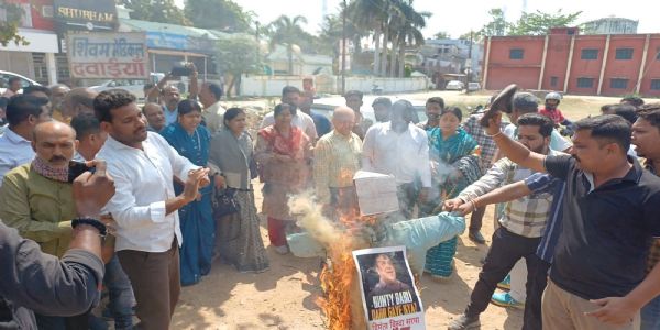 बालको में युवा कांग्रेस का विरोध प्रदर्शन, असम के मुख्यमंत्री के बयान के खिलाफ पुतला दहन
