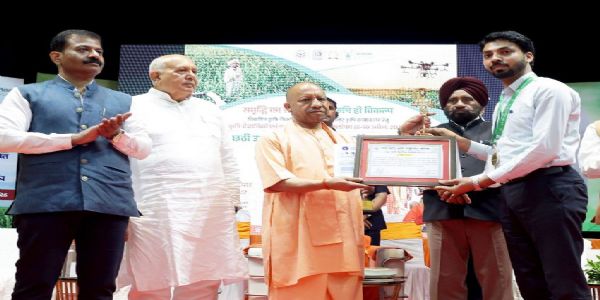 कृषि विज्ञान कांग्रेस में मुख्यमंत्री योगी ने किया कृषि वैज्ञानिकों को सम्मानित