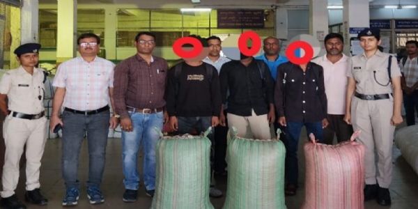 टाटानगर स्टेशन से 75 किलो गांजा के साथ चार आरोपित गिरफ्तार