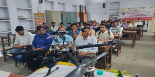 युवाओं के लिए रोजगार और नवाचार के नए द्वार खोल रही है ड्रोन तकनीक : अनिल कुमार त्रिपाठी