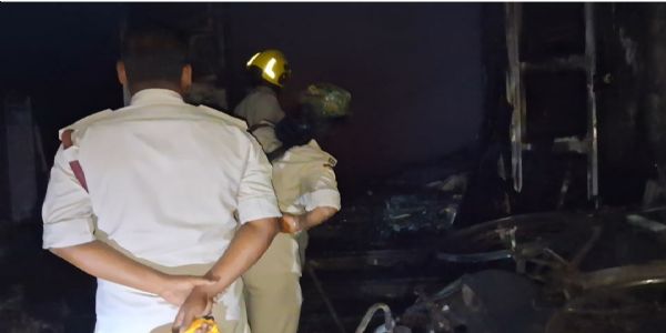 मोहन नगर में शॉर्ट सर्किट से लगी आग महिला समेत तीन झुलसे