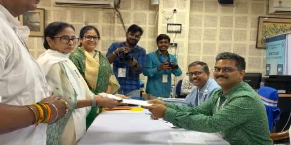 भवानीपुर सीट से ममता बनर्जी ने दाखिल किया नामांकन, समर्थकों के साथ पहुंचीं अलीपुर सर्वे भवन