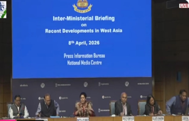 अंतर-मंत्रालयी प्रेसवार्ता को संबोधित करते पेट्रोलियम और नेचुरल गैस मंत्रालय की संयुक्त सचिव सुजाता शर्मा अंतर-मंत्रालयी प्रेसवार्ता को संबोधित करते पेट्रोलियम और नेचुरल गैस मंत्रालय की संयुक्त सचिव सुजाता शर्मा