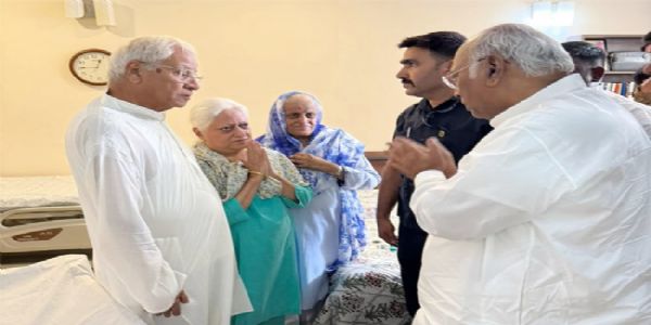 नाेएडा में माेहसिना के आवास पर उनके परिजनाें के बात करते कांग्रेस पार्टी के राष्ट्रीय अध्यक्ष खरगे