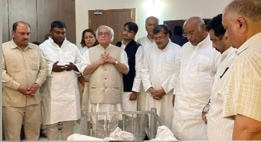 माेहसिना किदवई के पार्थिव शरीर के अंतिम दर्शन करते कांग्रेस नेतागण