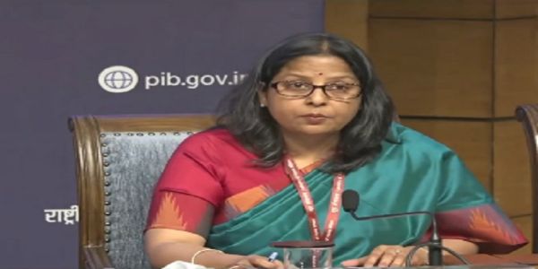 अंतर-मंत्रालयी प्रेसवार्ता को संबोधित करते पेट्रोलियम और नेचुरल गैस मंत्रालय की संयुक्त सचिव सुजाता शर्मा अंतर-मंत्रालयी प्रेसवार्ता को संबोधित करते पेट्रोलियम और नेचुरल गैस मंत्रालय की संयुक्त सचिव सुजाता शर्मा