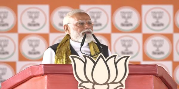 प्रधानमंत्री नरेन्द्र मोदी गुरुवार को पश्चिम बंगाल के हल्दिया में एक चुनावी जनसभा को संबोधित करते हुए