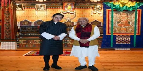 भूटान नरेश जिग्मे खेसर नामग्याल वांगचुक से मुलाकात करते मनोहर लाल