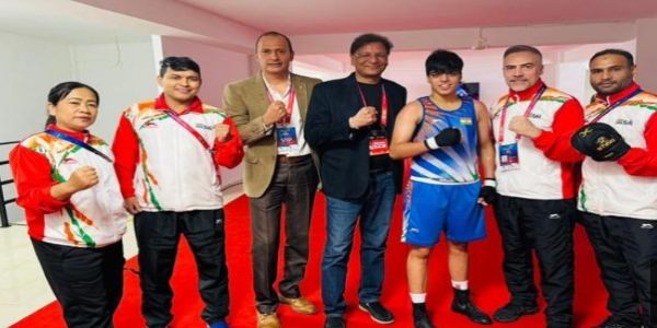 प्रिया अपने स्वर्ण पदक के साथ बीएफआई अध्यक्ष अजय सिंह और कोच संग खुशी मनाती हुई