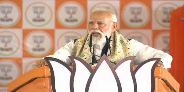 प्रधानमंत्री नरेन्द्र मोदी गुरुवार को पश्चिम बंगाल के आसनसोल में एक विशाल जनसभा को संबोधित करते हुए प्रधानमंत्री नरेन्द्र मोदी गुरुवार को पश्चिम बंगाल के आसनसोल में एक विशाल जनसभा को संबोधित करते हुए