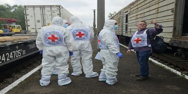 शुक्रवार को शहीद यूक्रेनी सैनिकों के शवों को वापस भेजने की प्रक्रिया के दौरान इंटरनेशनल कमिटी ऑफ़ द रेड क्रॉस के कर्मचारी।