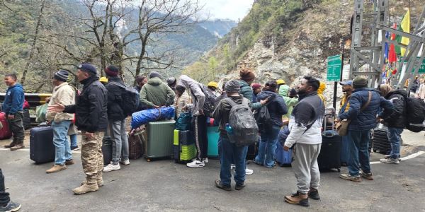 लाचेन में फंसे पर्यटकों का बचाव कार्य पूरा, पर्यटक गंगटोक के लिए रवाना