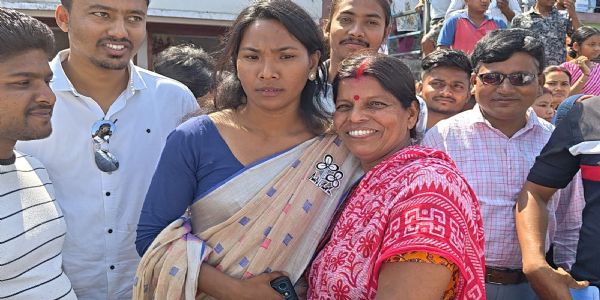 चुनाव 26 : तृणमूल प्रत्याशी ने प्रचार के दौरान भाजपा कार्यकर्ता को गले लगाया