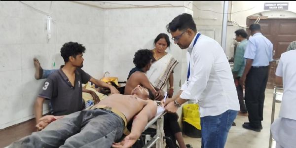 जांगीबुरु में ट्रैक्टर पलटने से 16 घायल, तीन की हालत गंभीर