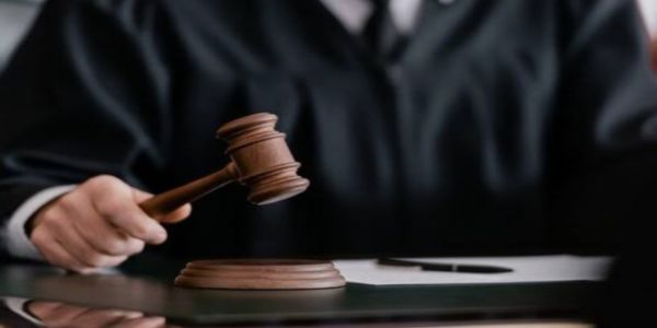 बिना वारंट घर में घुसने के मामले में दो दरोगा समेत 16 पुलिस कर्मियों पर रिपोर्ट दर्ज करने का आदेश