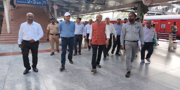 महाप्रबंधक ने अमृत भारत स्टेशन योजना के अंतर्गत चल रहे पुनर्विकास कार्यों को देखा