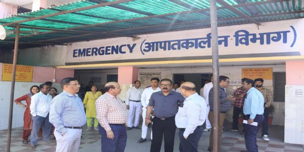 जिलाधिकारी ने किया जिला अस्पताल का निरीक्षण, ओपीडी से लेकर इमरजेंसी तक की व्यवस्थाएं देखी