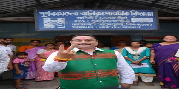 असम भाजपा अध्यक्ष दिलीप सैकिया ने किया मतदान, लोगों से की मतदान की अपील