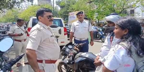 फैंसी नंबर प्लेट पर कार्रवाई, अब पीछे बैठने वालों के लिए भी हेलमेट जरूरी : ट्रैफिक डीएसपी