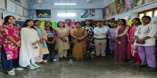 आत्मचित्रों में झलकी पहचान, छात्राओं ने कैनवास पर उकेरी अपनी दुनिया