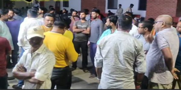 ट्यूशन से लौट रही युवती पर चाकू से हमला, गंभीर हालत में जमशेदपुर रेफर
