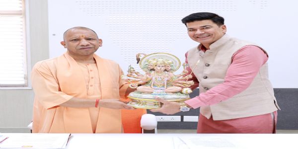 बरेली के विकास काे लेकर मुख्यमंत्री से मिले महापौर, अतिक्रमण अभियान जारी रखने के निर्देश