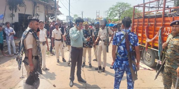 ठेला लगाने के सवाल पर हुए विवाद में डबल मर्डर,पहले पिकअप ड्राइवर की तेज धारदार चाकू से धड़ से सर को अलग किया,बाद में पुलिस कस्टडी से आरोपी ठेला चालक को भीड़ ने पीट पीटकर मार डाला