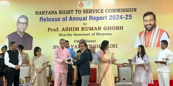 हिसार : उत्कृष्ट सेवाओं पर इंजीनियर होशियार सिंह को राज्यपाल ने किया सम्मानित