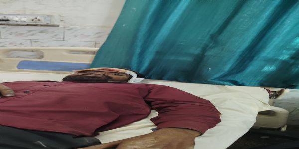 घाटी में ट्रक पलटने से खलासी की मौत, दो घायल