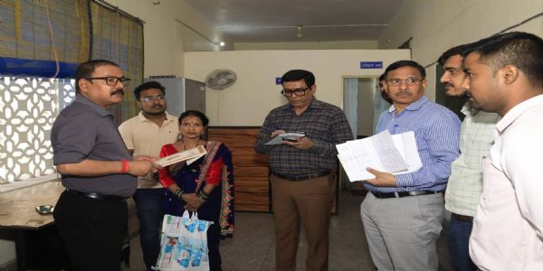 जिलाधिकारी ने किया जिला पूर्ति कार्यालय का निरीक्षण, कई कर्मचारी नदारद मिले