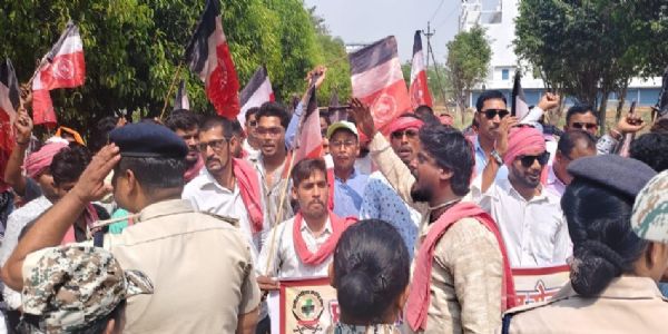 नशे के बढ़ते कारोबार सहित विभिन्न मुद्दों पर क्रांति सेना का कलेक्ट्रेट घेराव